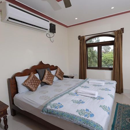 MVT Guesthouse&Restaurant Vrindāvan Extérieur photo