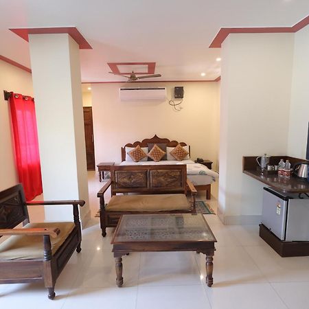 MVT Guesthouse&Restaurant Vrindāvan Extérieur photo