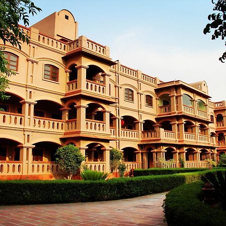 MVT Guesthouse&Restaurant Vrindāvan Extérieur photo