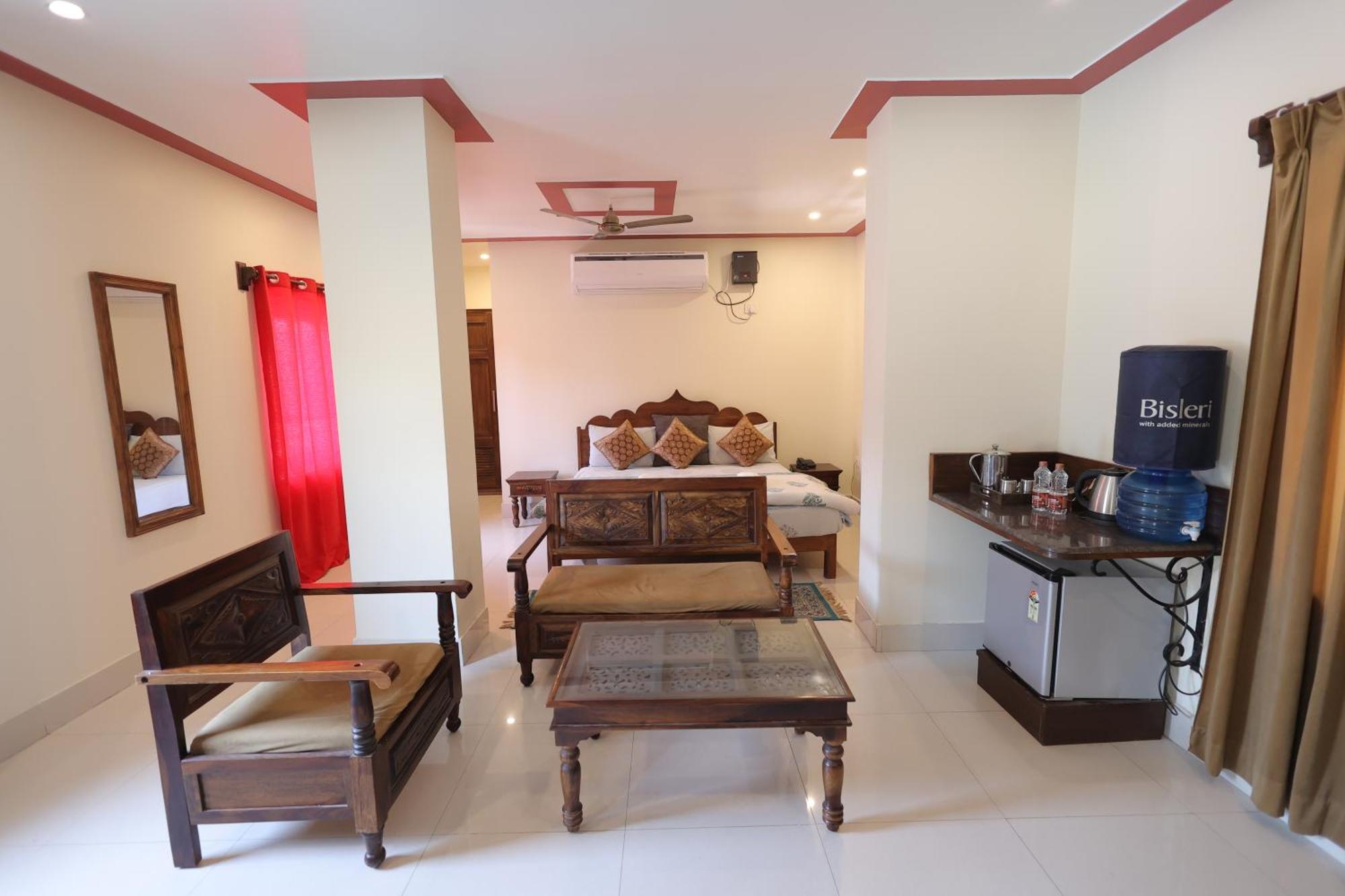 MVT Guesthouse&Restaurant Vrindāvan Extérieur photo