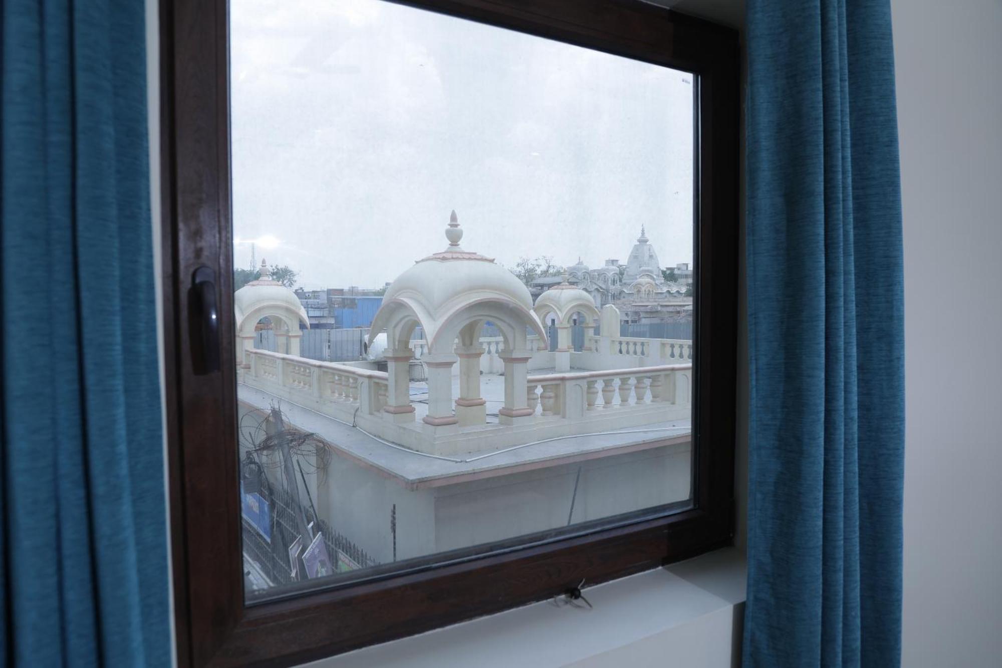 MVT Guesthouse&Restaurant Vrindāvan Extérieur photo