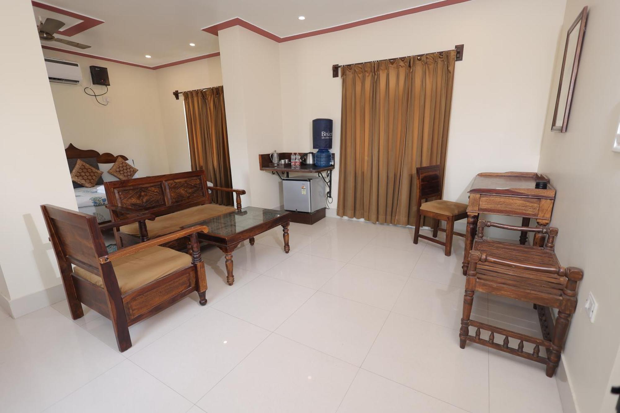 MVT Guesthouse&Restaurant Vrindāvan Extérieur photo
