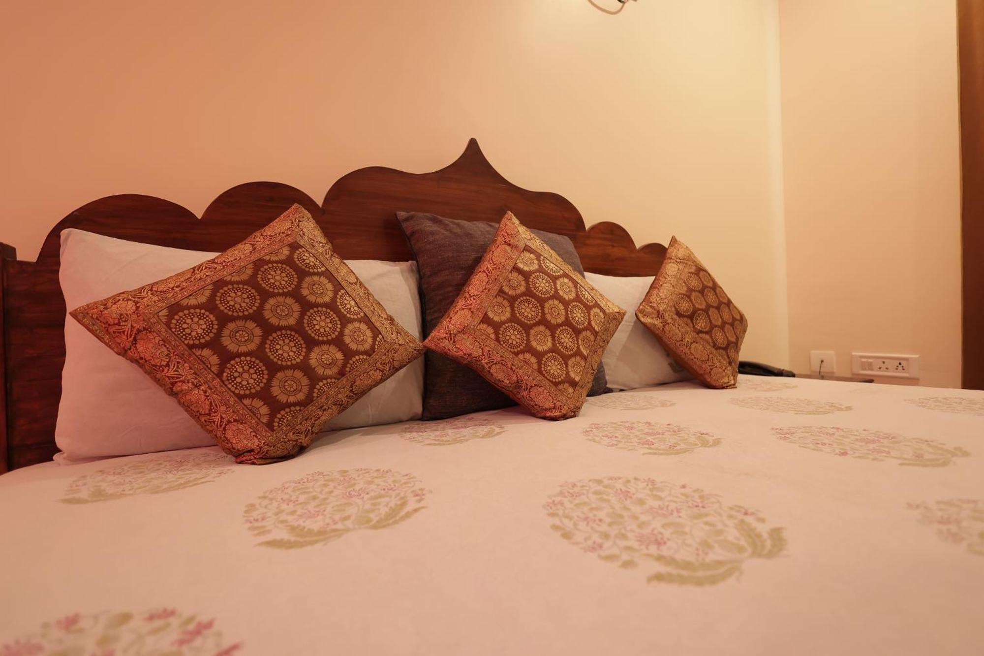 MVT Guesthouse&Restaurant Vrindāvan Extérieur photo