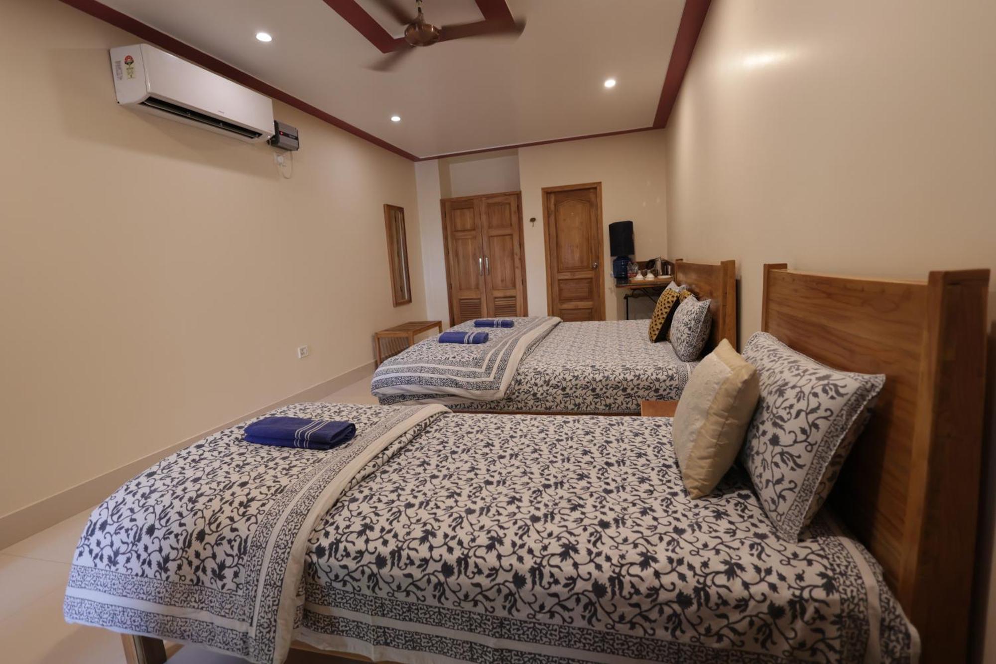 MVT Guesthouse&Restaurant Vrindāvan Extérieur photo