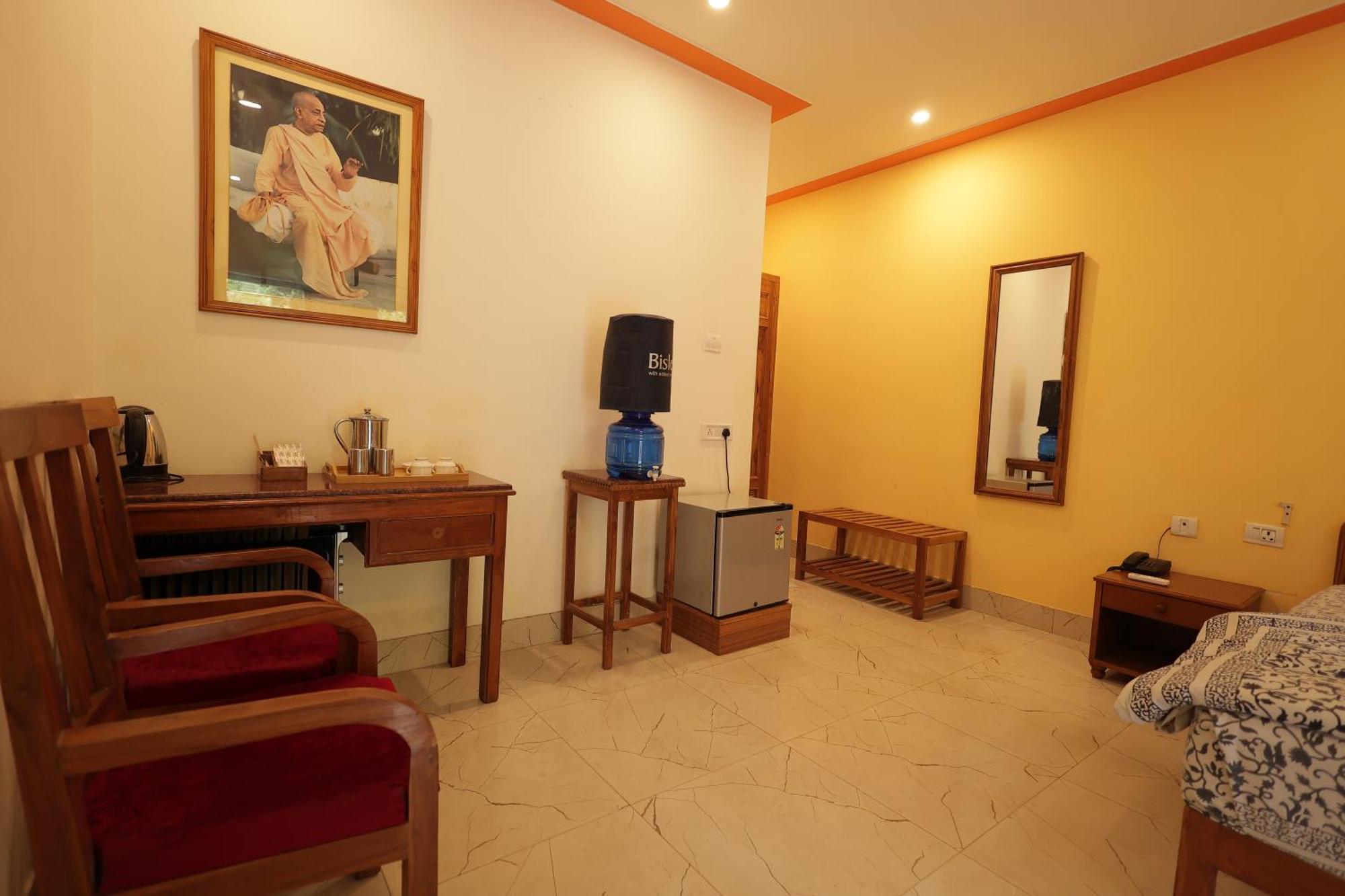 MVT Guesthouse&Restaurant Vrindāvan Extérieur photo