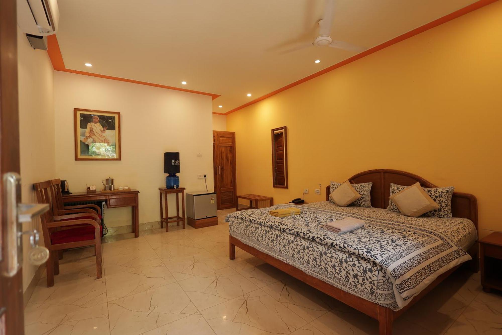 MVT Guesthouse&Restaurant Vrindāvan Extérieur photo