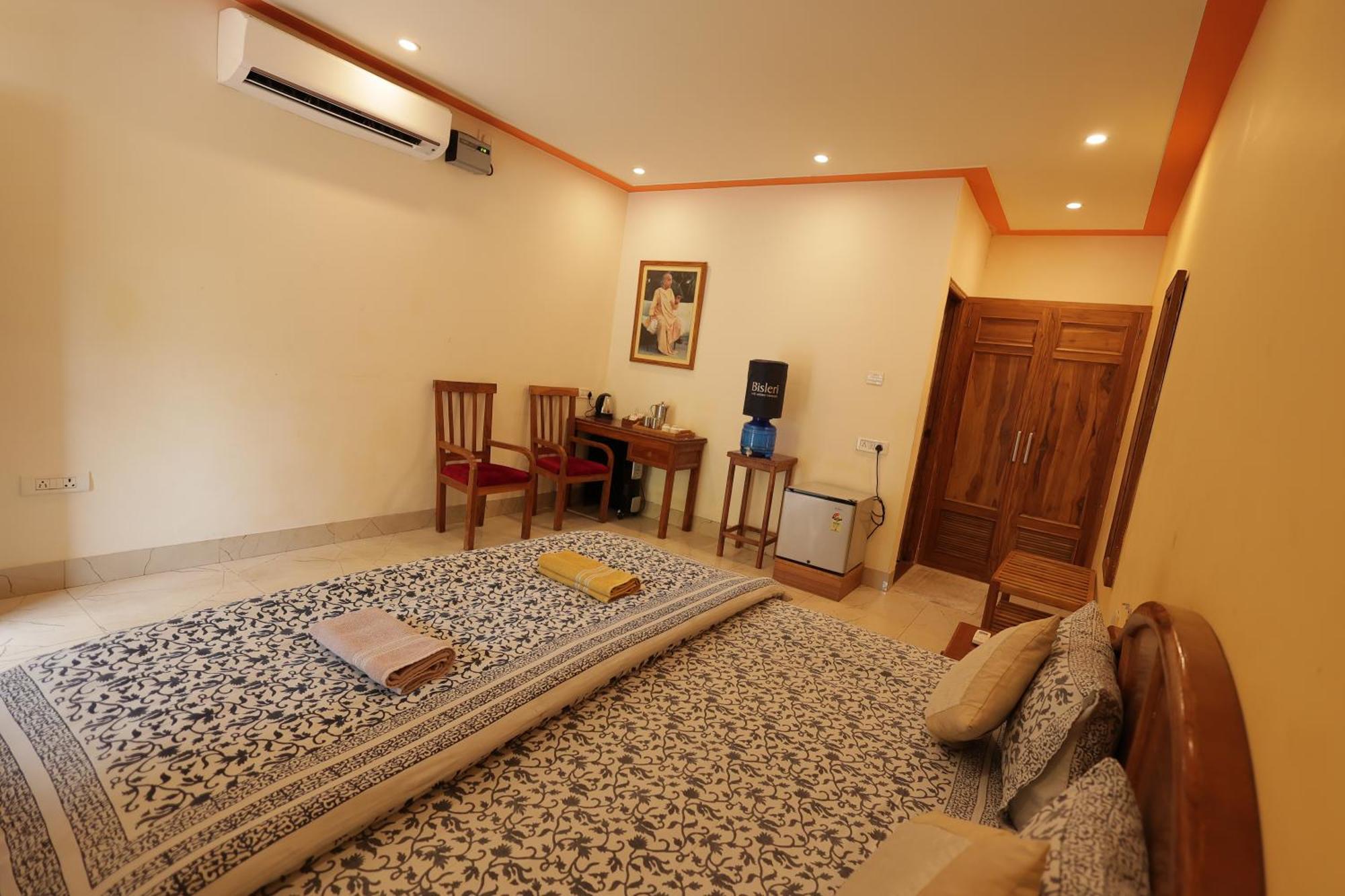 MVT Guesthouse&Restaurant Vrindāvan Extérieur photo