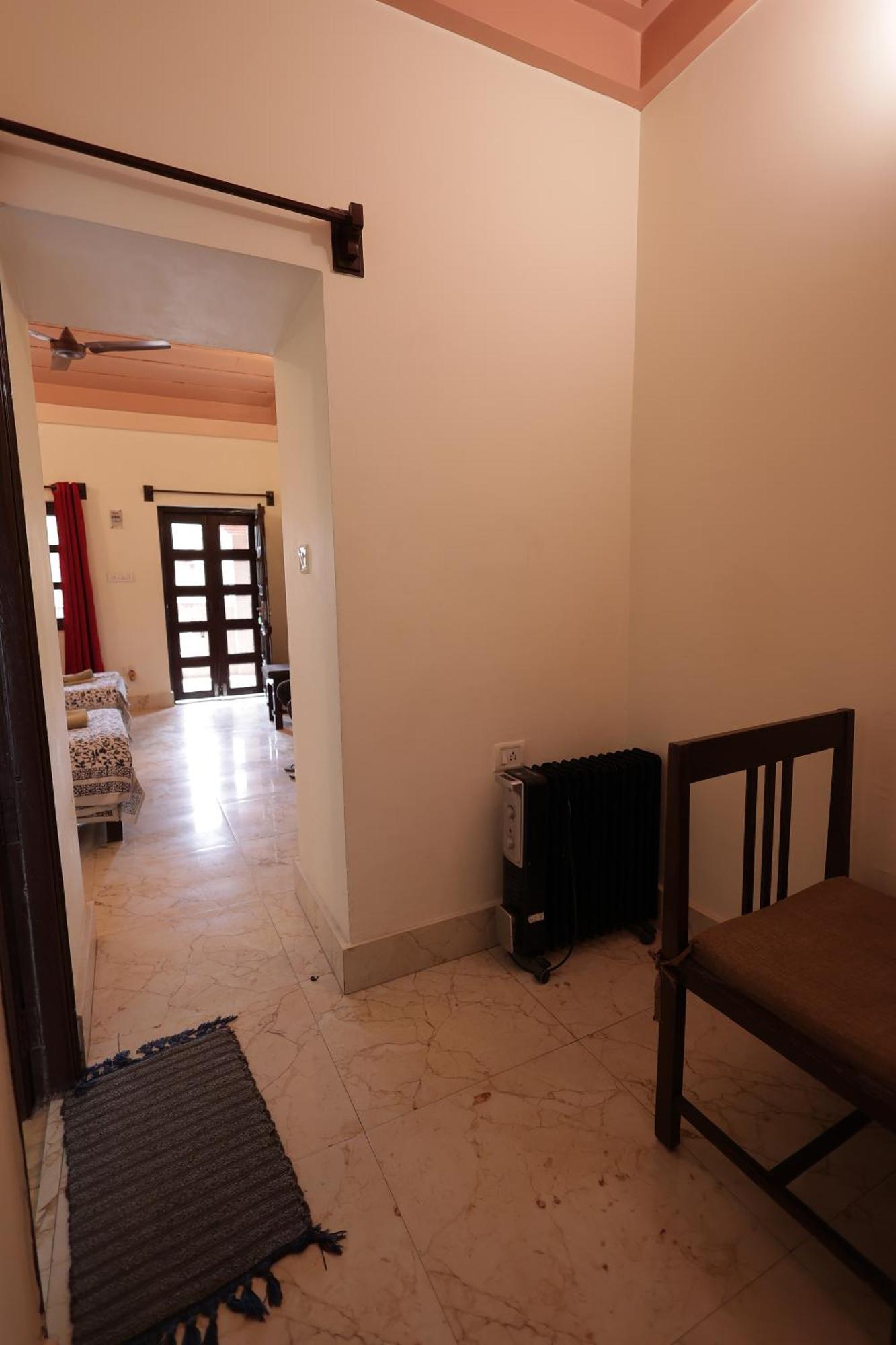 MVT Guesthouse&Restaurant Vrindāvan Extérieur photo