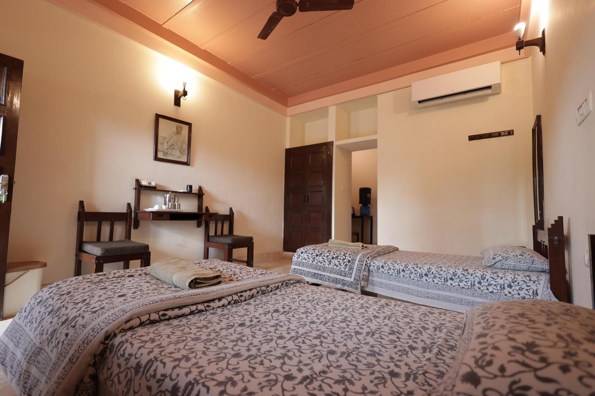 MVT Guesthouse&Restaurant Vrindāvan Extérieur photo