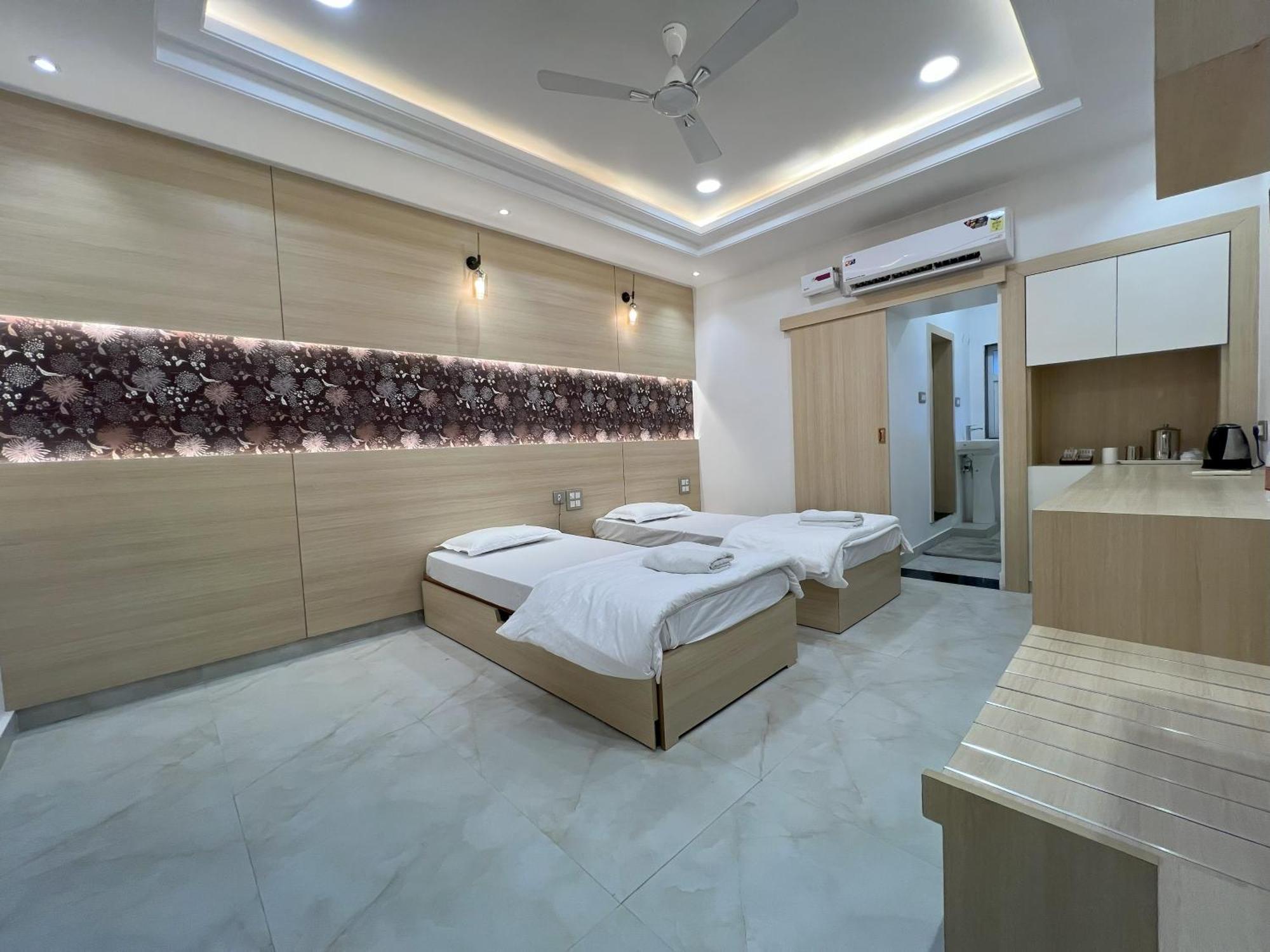 MVT Guesthouse&Restaurant Vrindāvan Extérieur photo