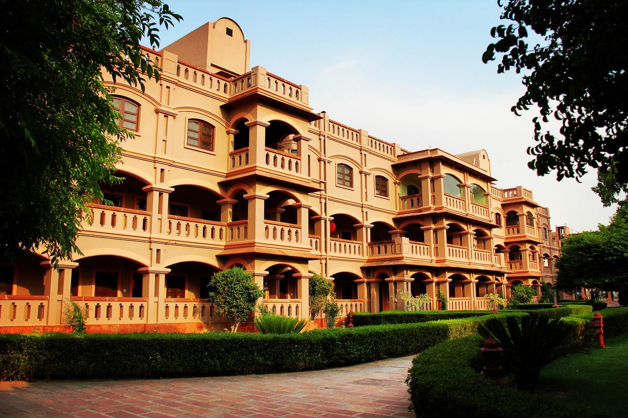 MVT Guesthouse&Restaurant Vrindāvan Extérieur photo