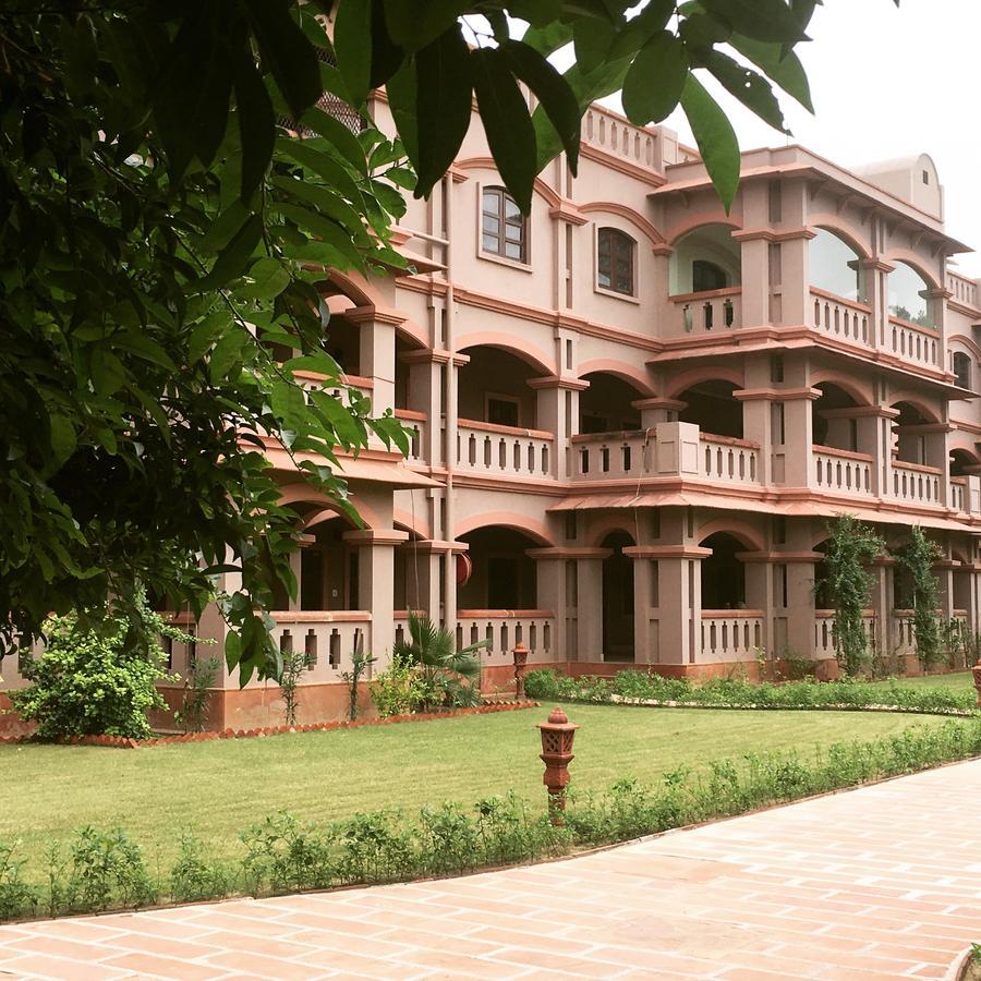 MVT Guesthouse&Restaurant Vrindāvan Extérieur photo