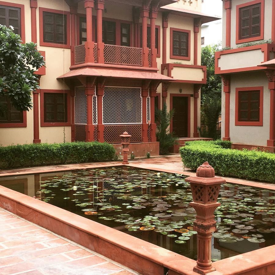 MVT Guesthouse&Restaurant Vrindāvan Extérieur photo