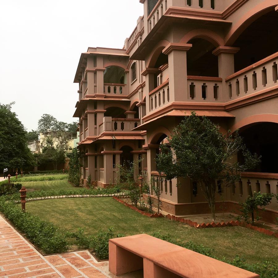 MVT Guesthouse&Restaurant Vrindāvan Extérieur photo