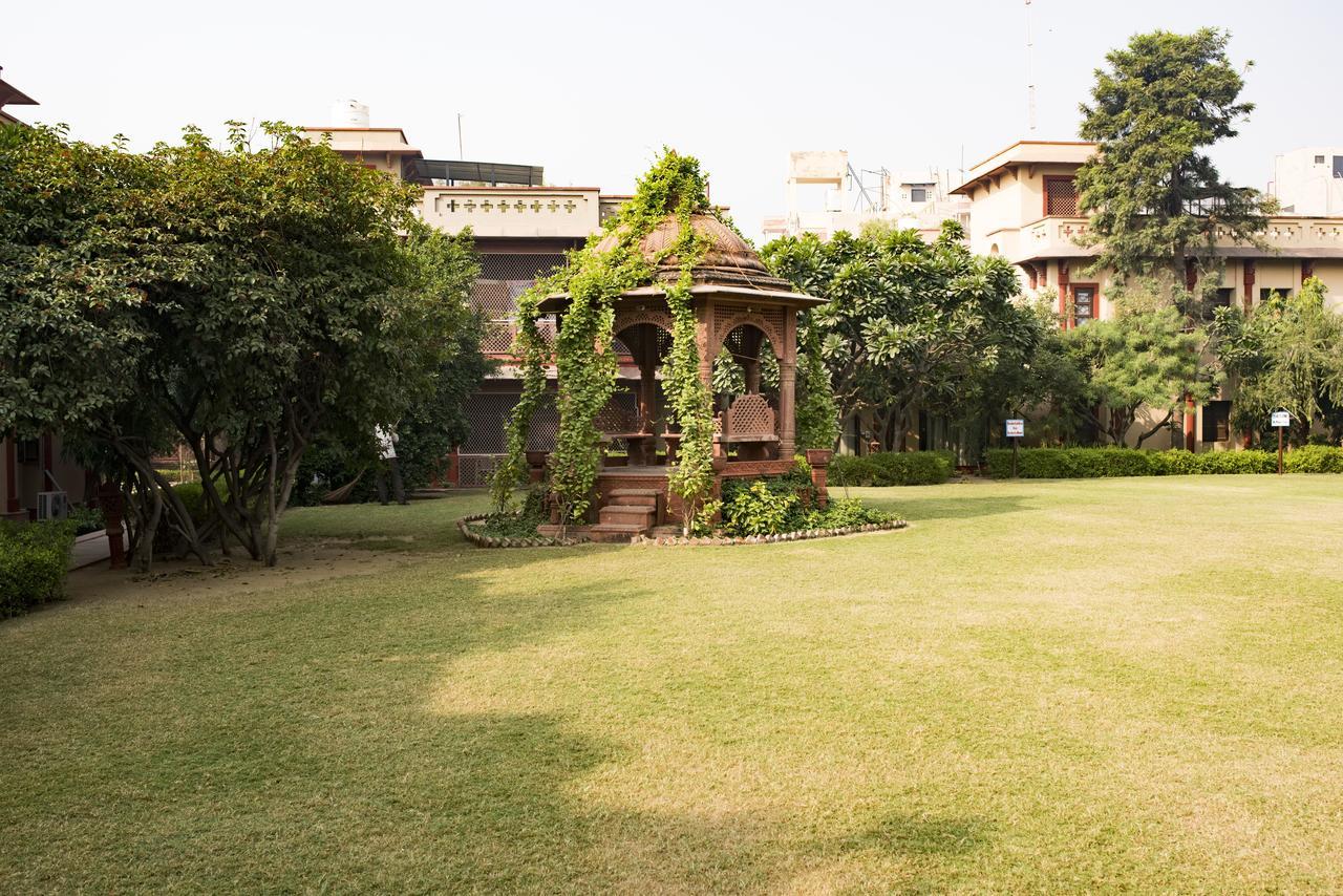 MVT Guesthouse&Restaurant Vrindāvan Extérieur photo