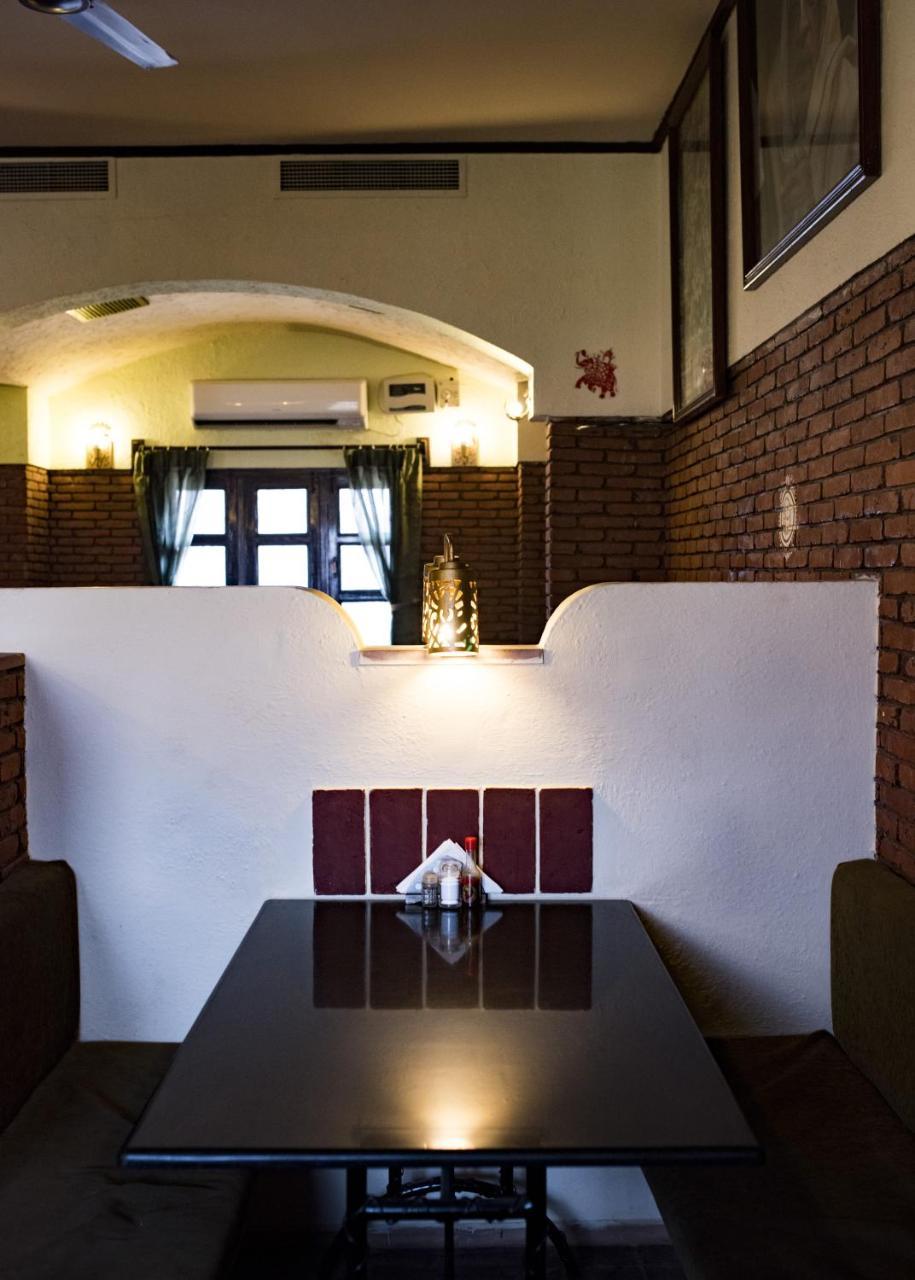 MVT Guesthouse&Restaurant Vrindāvan Extérieur photo