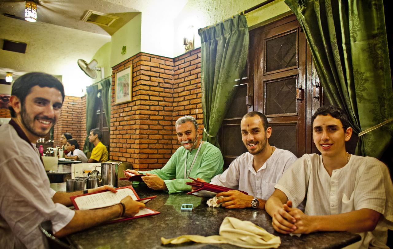 MVT Guesthouse&Restaurant Vrindāvan Extérieur photo