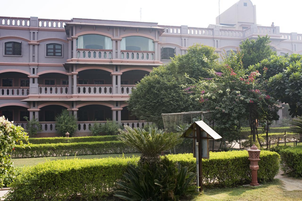 MVT Guesthouse&Restaurant Vrindāvan Extérieur photo