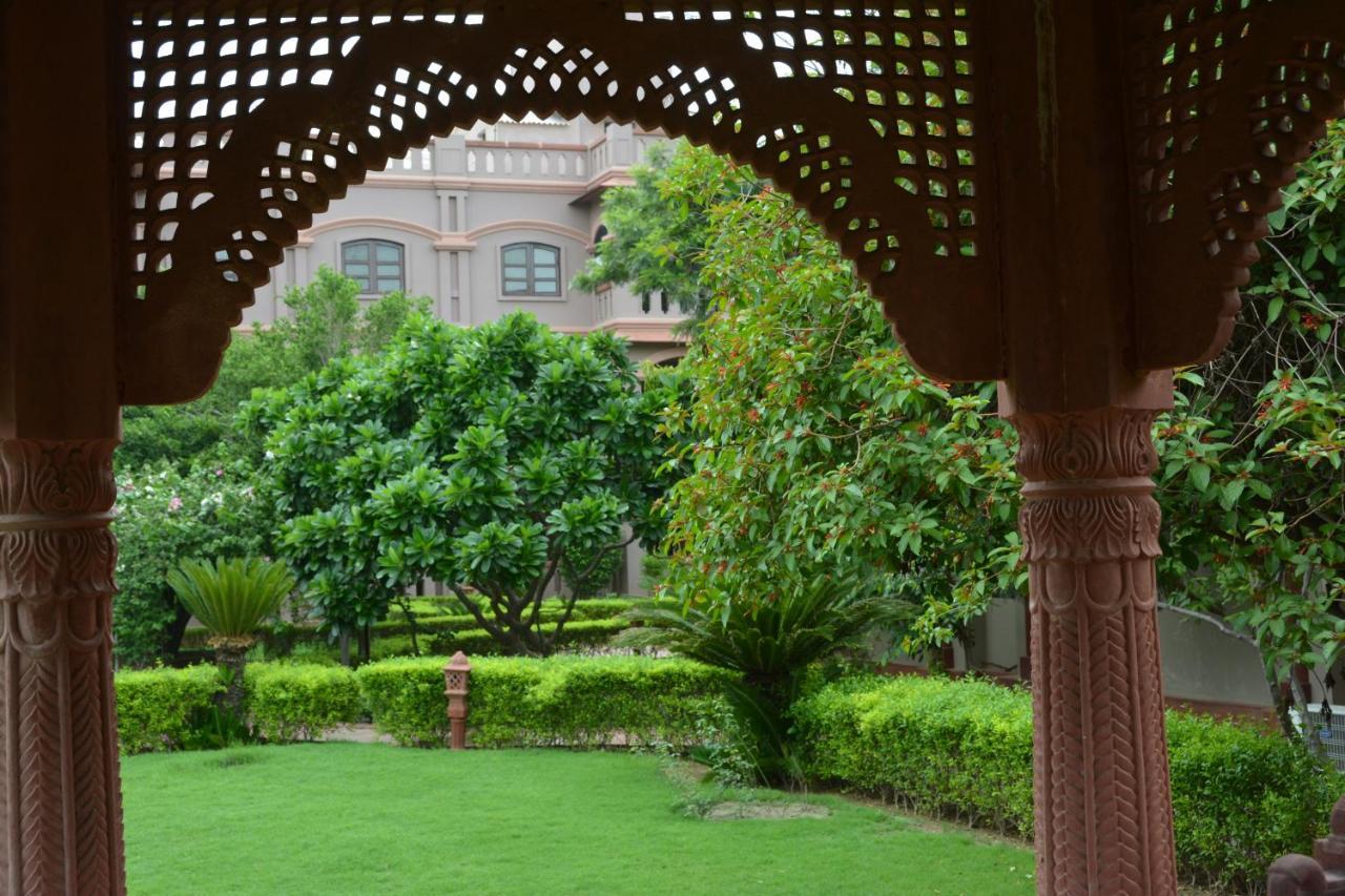 MVT Guesthouse&Restaurant Vrindāvan Extérieur photo