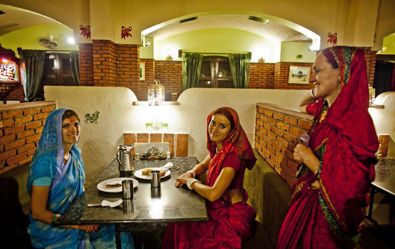 MVT Guesthouse&Restaurant Vrindāvan Extérieur photo