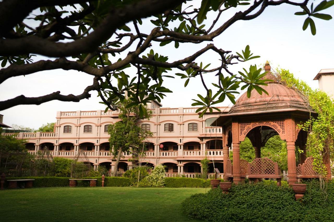 MVT Guesthouse&Restaurant Vrindāvan Extérieur photo