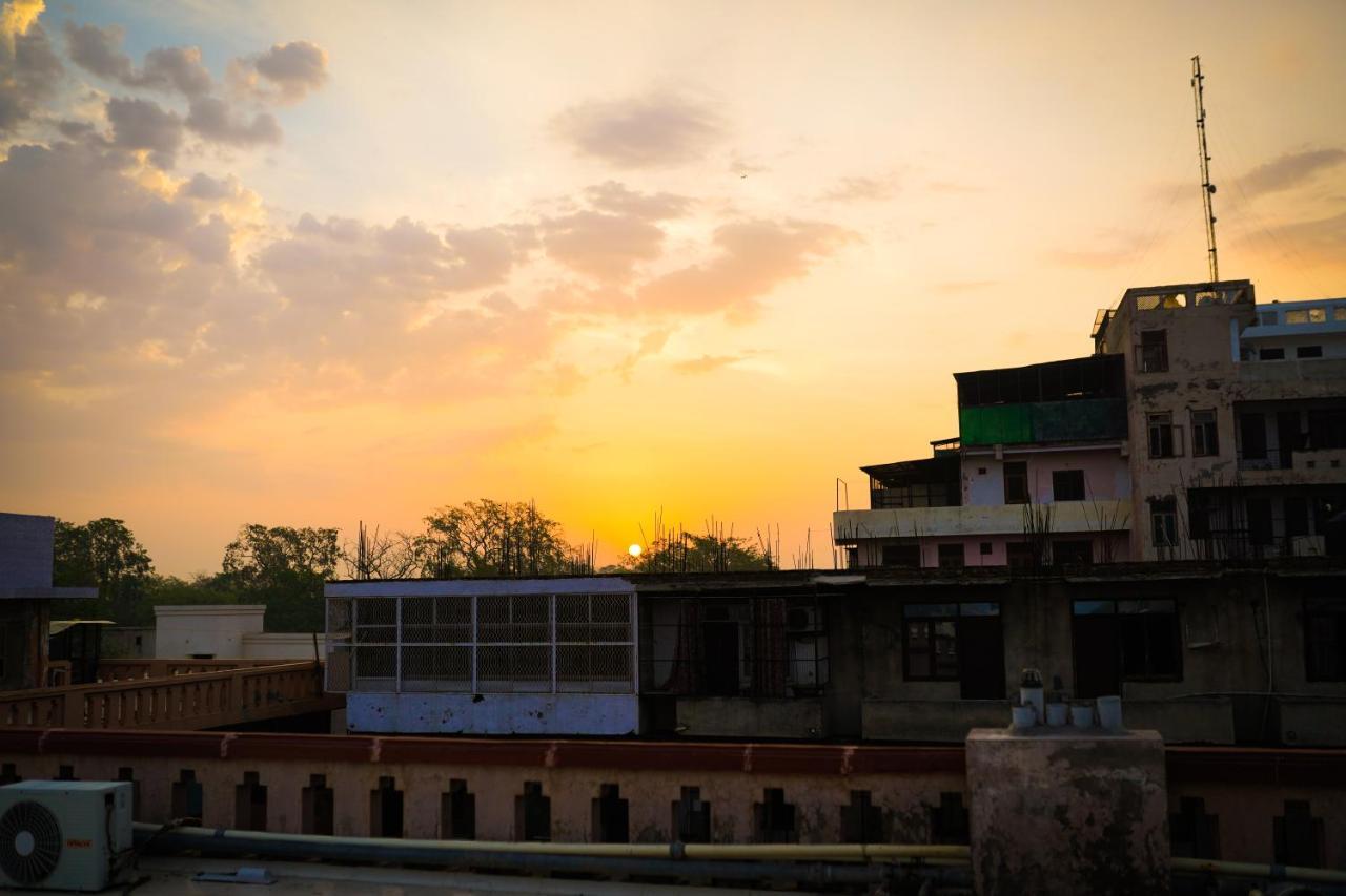 MVT Guesthouse&Restaurant Vrindāvan Extérieur photo