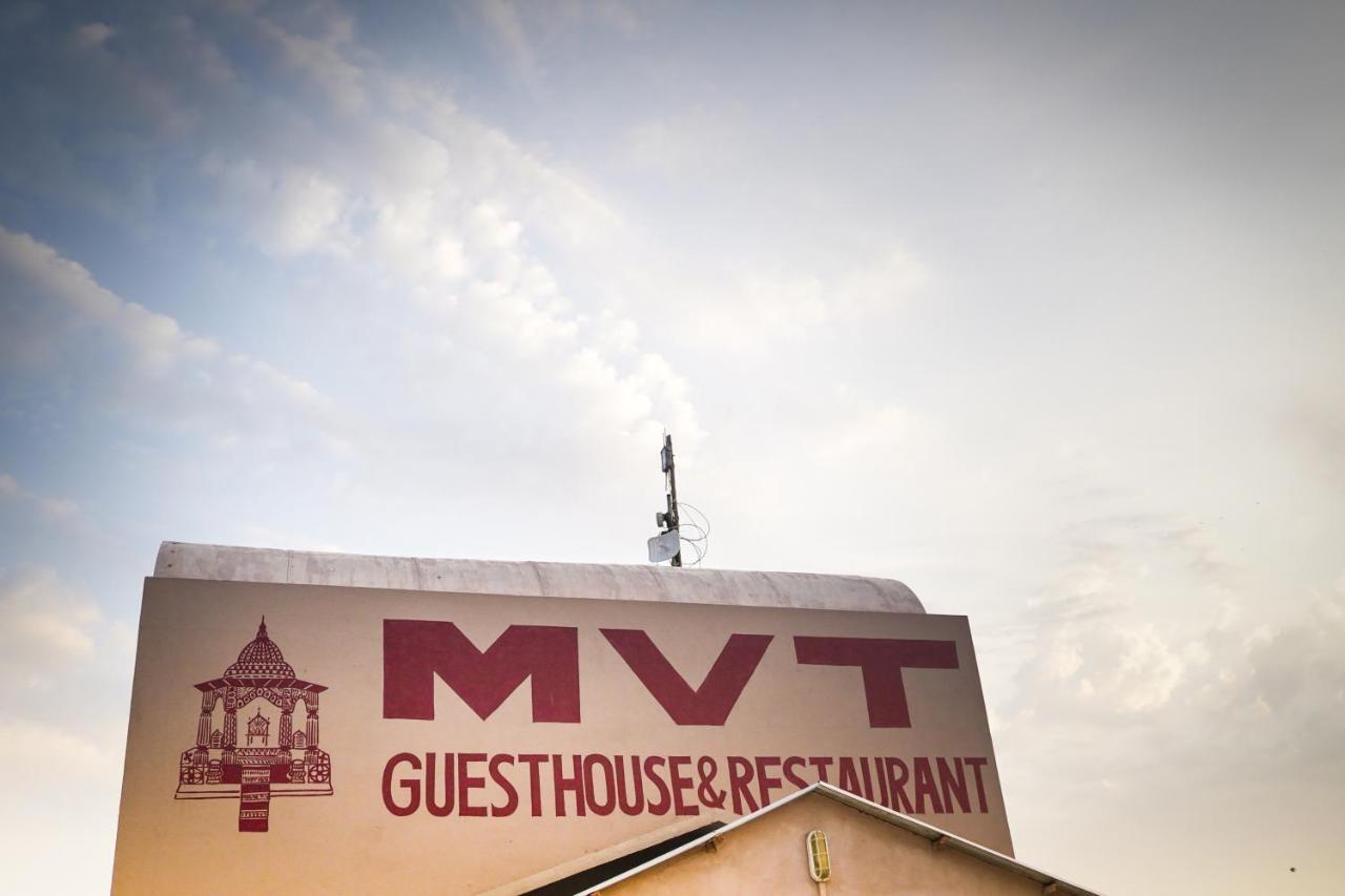MVT Guesthouse&Restaurant Vrindāvan Extérieur photo