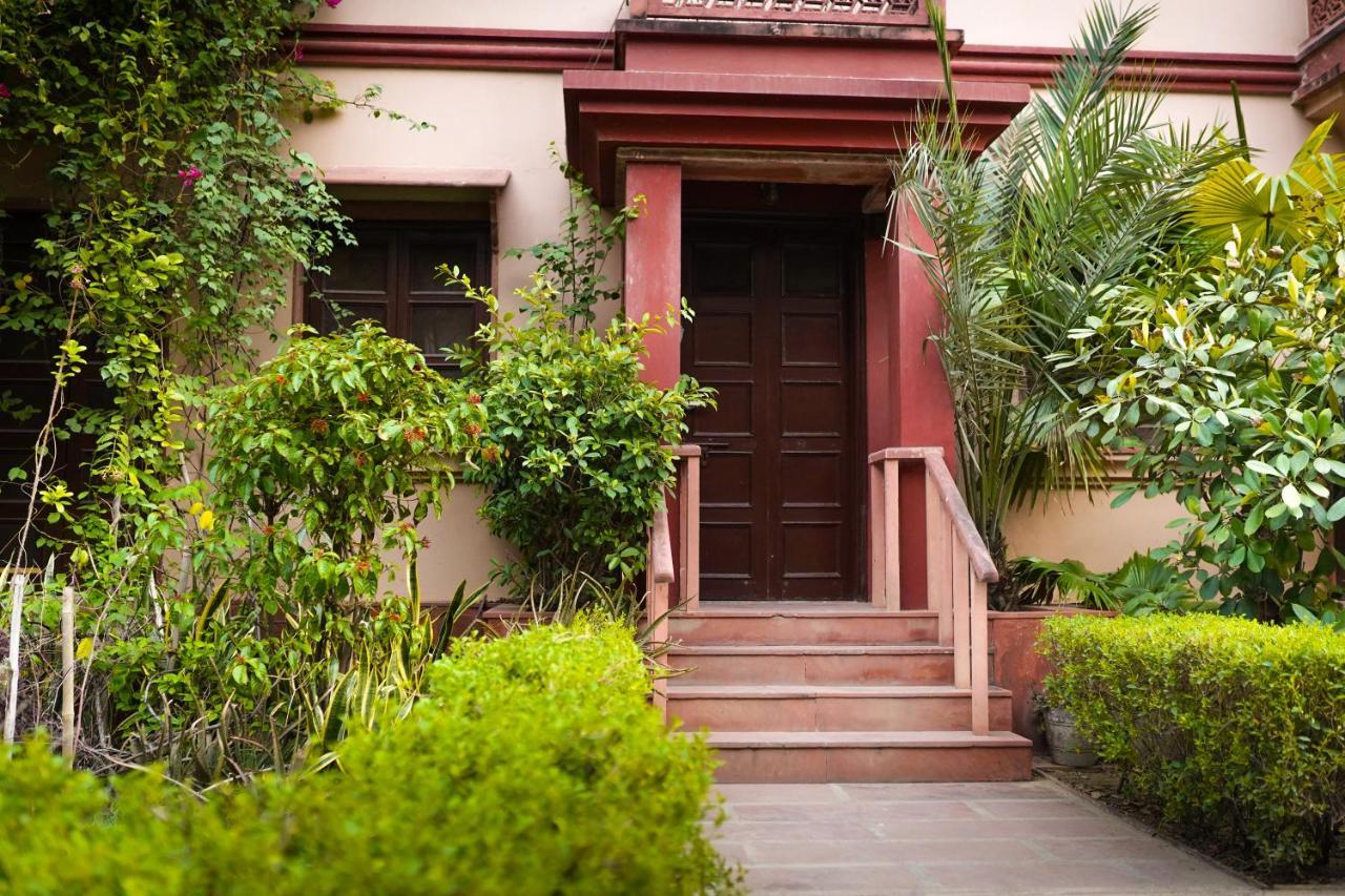 MVT Guesthouse&Restaurant Vrindāvan Extérieur photo