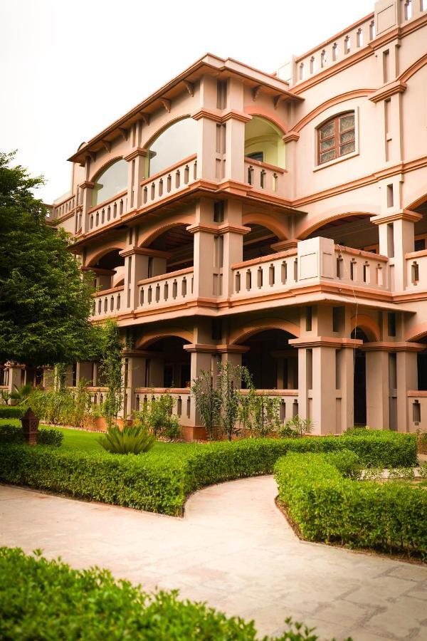 MVT Guesthouse&Restaurant Vrindāvan Extérieur photo